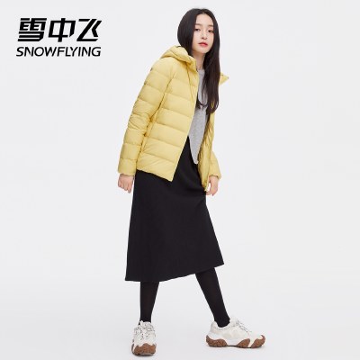雪中飞2021短款羽绒服女连帽时尚轻薄宽松运动休闲轻便外套潮